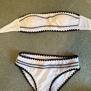 Black and white strapless bikini